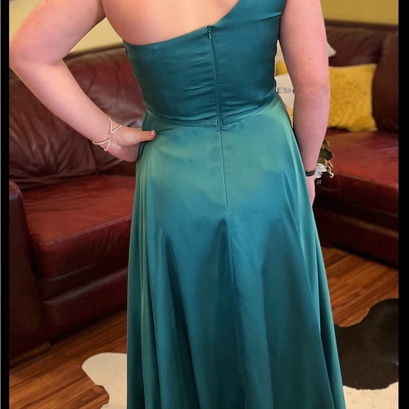 Formal green dress. Dave & Johnny Sz 6. Excellent condition. - Picture 2 of 4